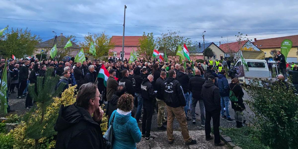2024-ben Vitnyéden tiltakoztak Orbánék migránstábora ellen. A munkálatok zajlottak, a dolgozókkal titoktartást írattak alá