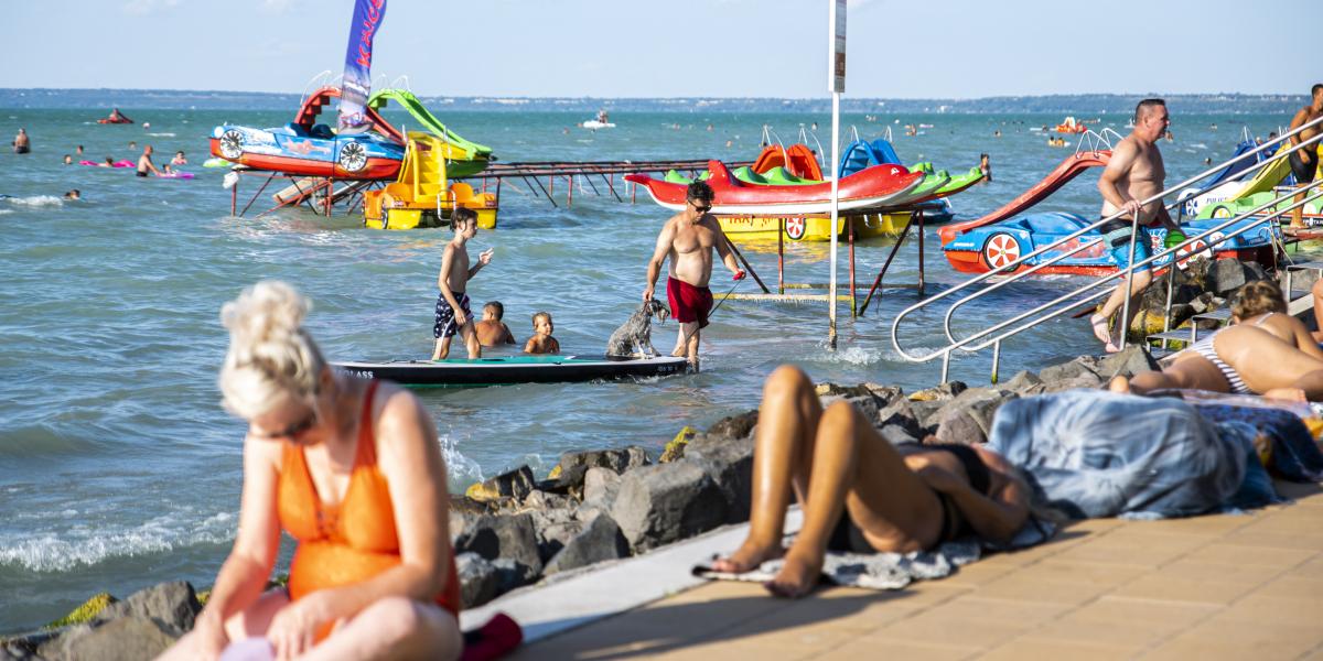 A Balatonon van a legtöbb kutyastrand, de egyre több helyen − akár a Duna mentén is − találunk most már ilyeneket, elkülönítve a hagyományos strandtól