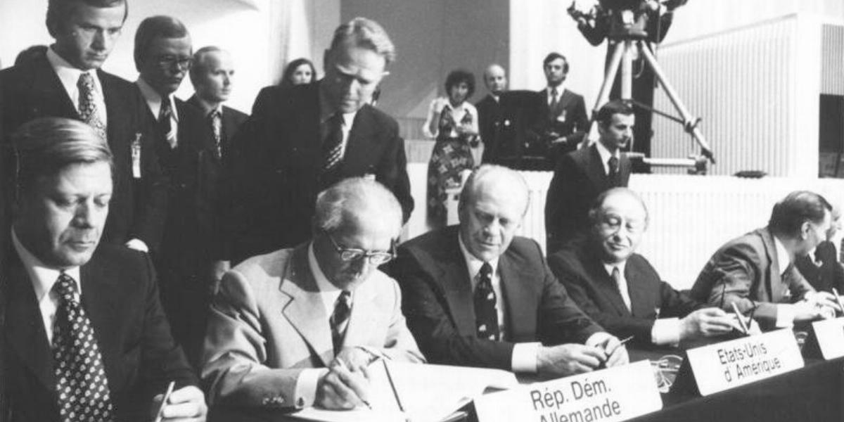 Helmut Schmidt,
Erich Honecker,
Gerald Ford és
Bruno Kreisky
aláírja a Helsinki
Záróokmányt
– az enyhülés
nem bizonyult
tartósnak