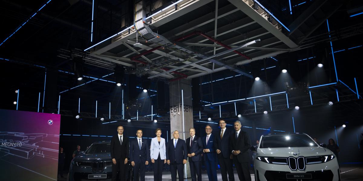 Gyáravató
Orbán Viktorral
– a külföldi autógyárak
fényes,
de jószerivel
elszigetelt projektek
