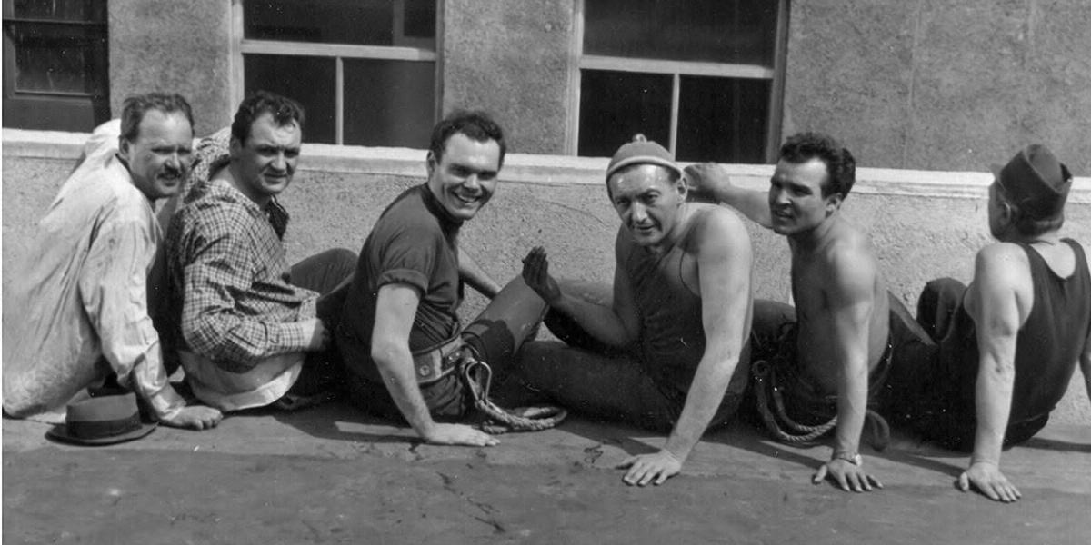 Egyik építkezésről
a másikra
vándorol a
brigád a Legenda
a vonaton című
filmben