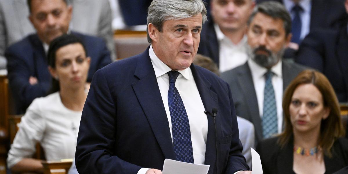 Kapitány István gazdasági és energetikai miniszter