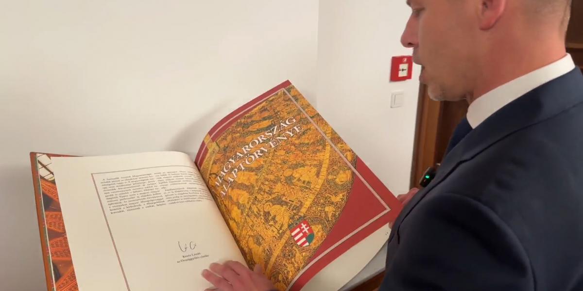 Magyar Péter az
alaptörvénnyel
– mindenkinek
joga és kötelessége
fellépni
a kizárólagos
hatalomgyakorlás
ellen