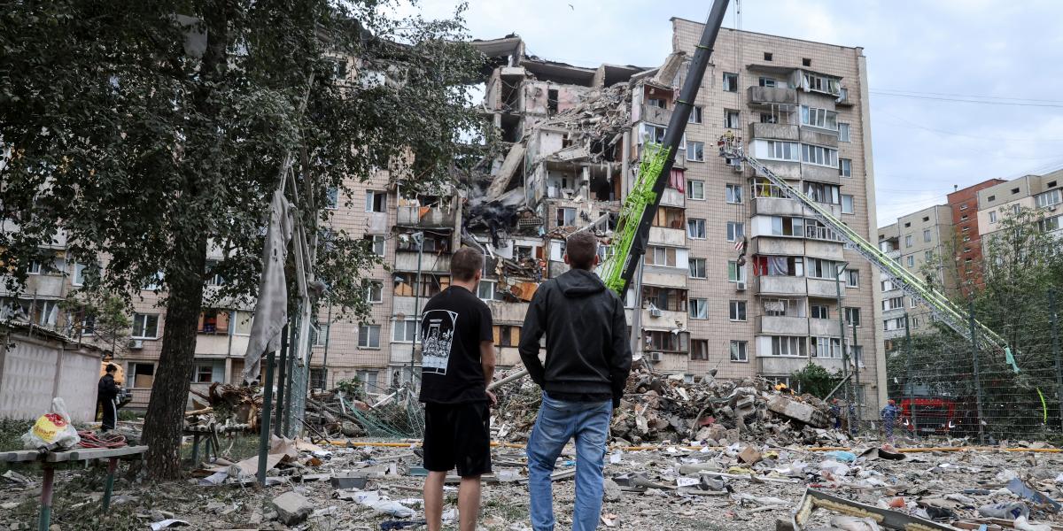Az orosz rakétatámadást követően összeomlott lakóépület Kijevben, 2026. július 6-án
