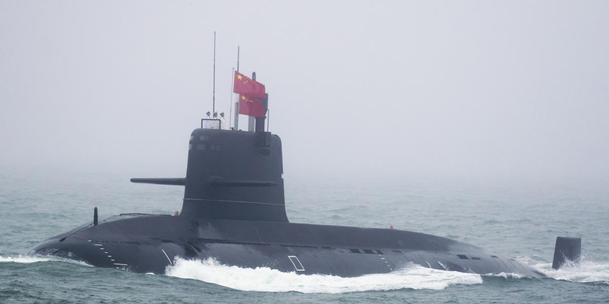A Kínai Népi Felszabadító Hadsereg haditengerészetének Great Wall 236-os tengeralattjárója, kelet-kínai Shandong tartományban, Csingtao közelében, 2019. április 23-án