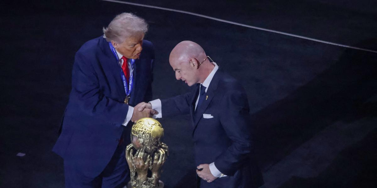 A Trump-nyaló Gianni Infantino, amint éppen barátkozik 