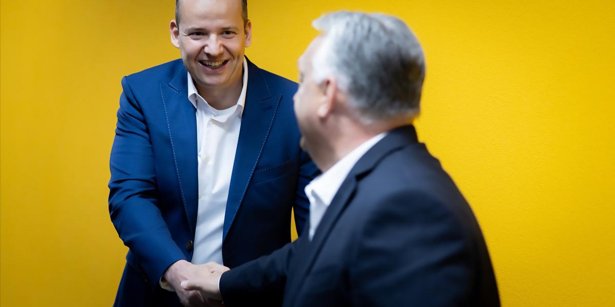 Toroczkai László és Orbán Viktor. Kézfogás meg mosolygás