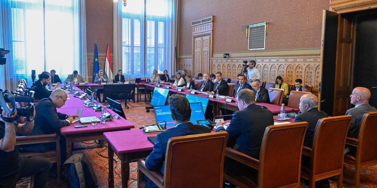 Koltay András, az NMHH elnökének meghallgatása az Országgyűlés pénzügyi és költségvetési bizottságának ülésén az Országházban május 26-án 