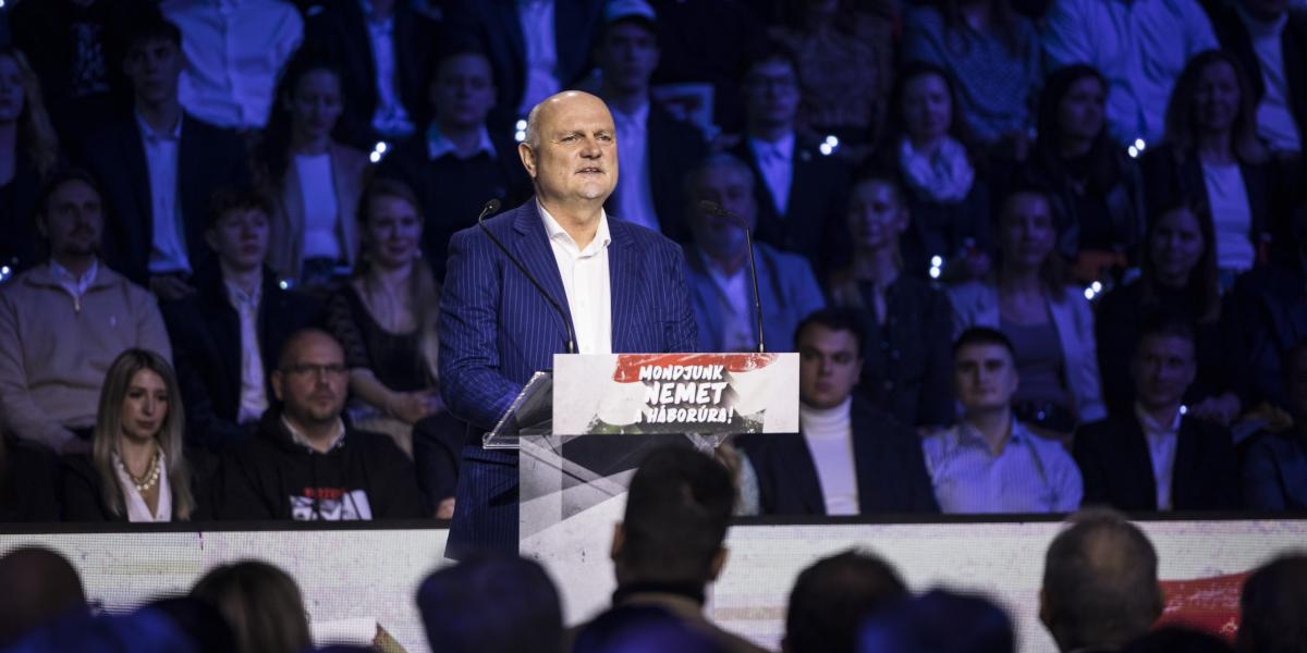 Móring József Attila a Digitális Polgári Körök által szervezett háborúellenes gyűlésen a Kaposvár Arénában 2026. január 24-én