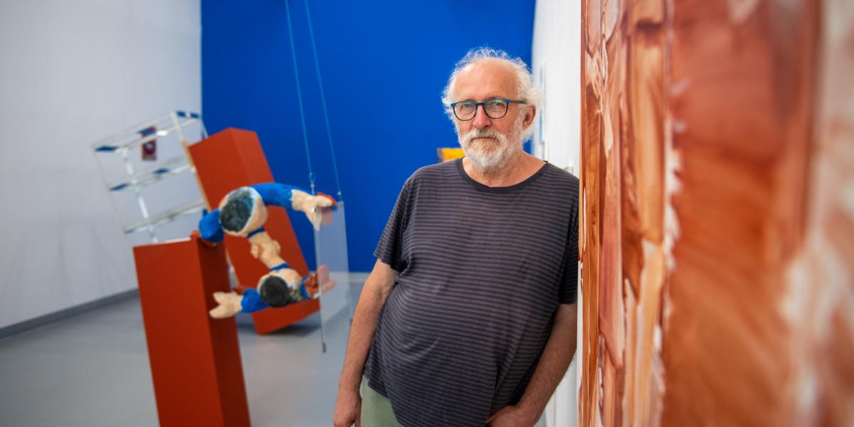 Pacsika Rudolf kiállításán egyes műtárgyak mintha eldőlnének, de ez csupán a látszat 