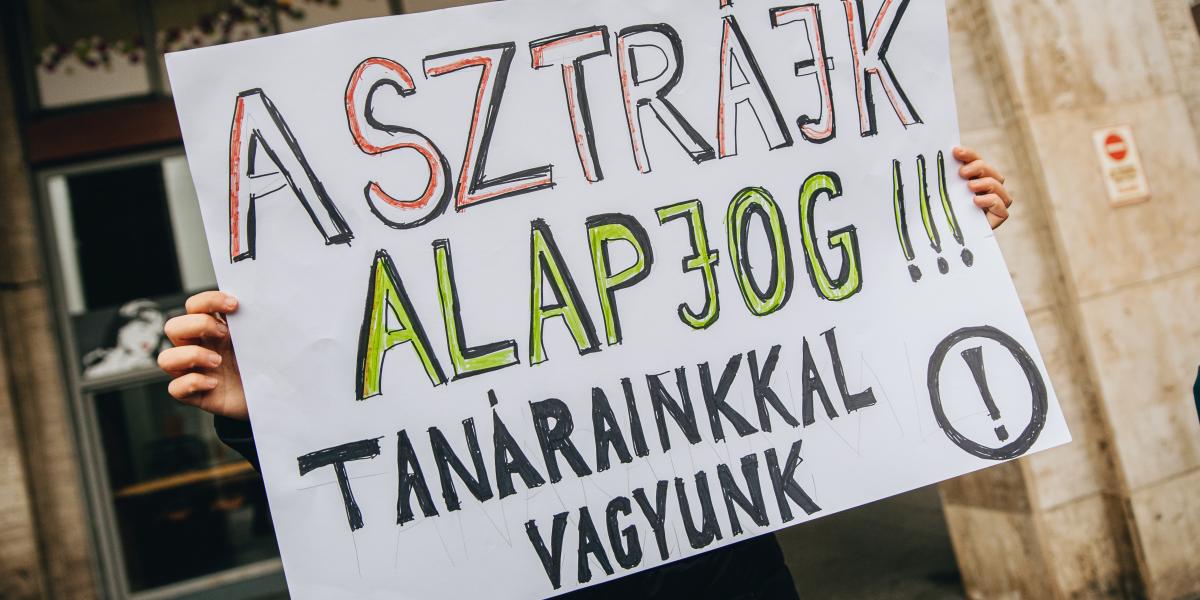 Nem kell majd napokkal előre bejelenteni a köznevelési intézményekben szerveződő kétórás figyelmeztető sztrájkot, továbbá azokat a pedagógusokat, akik a munkabeszüntetésnek ebben a formájában vesznek részt, munkavégzésre sem lehet majd kötelezni