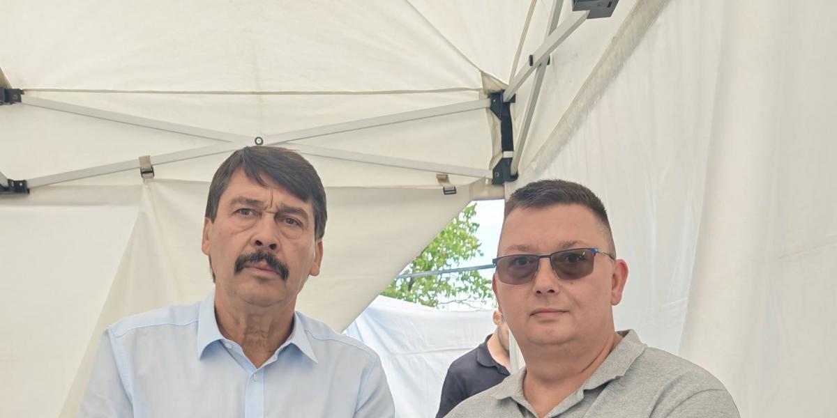 Áder János és Szakács István a "Stop Önkény" elnevezésű tüntetésen 2027. július 9-én