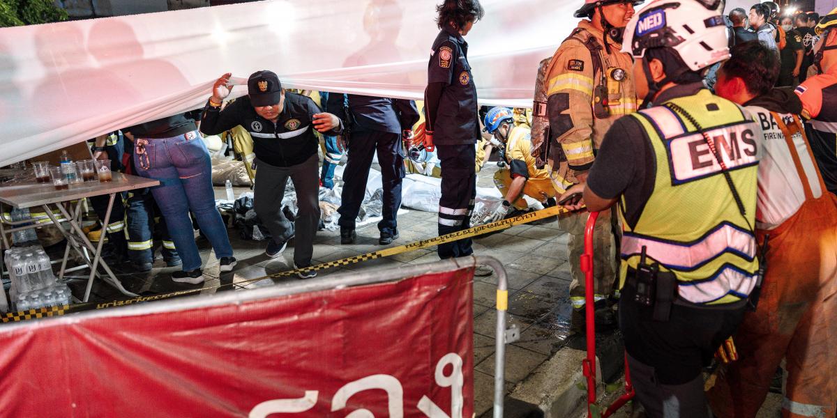 Mentés és helyszínelés a bangkoki Na Ladprao bárban tűzvész után