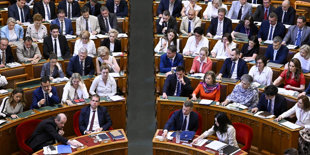 Szavaznak a képviselők az Országgyűlés rendkívüli ülésén 2026. június 29-én