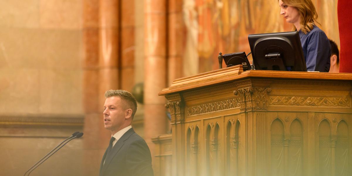 Magyar Péter és Forsthoffer Ágnes az Országgyűlés rendkívüli ülésén július 13-án 