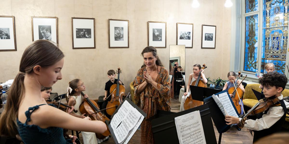 A „tücskök” próbája Kokas Katalinnal. Tanítványa, Lottenbach Ilona a Liszt Ferenc Zeneművészeti Egyetem Rendkívüli Tehetségek Képzőjébe jár 