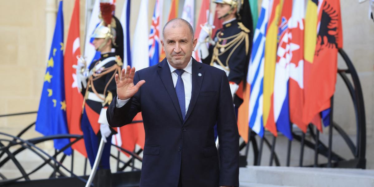 Rumen Radev bolgár kormányfő szerint a francia elnök személyesen hívta őt meg az Ukrajnát támogató országcsoport hétfői csúcstalálkozójára, hogy meggyőzze a koalícióban való további részvételre, de ő ragaszkodott hozzá, hogy ez nem „Bulgária helye” 