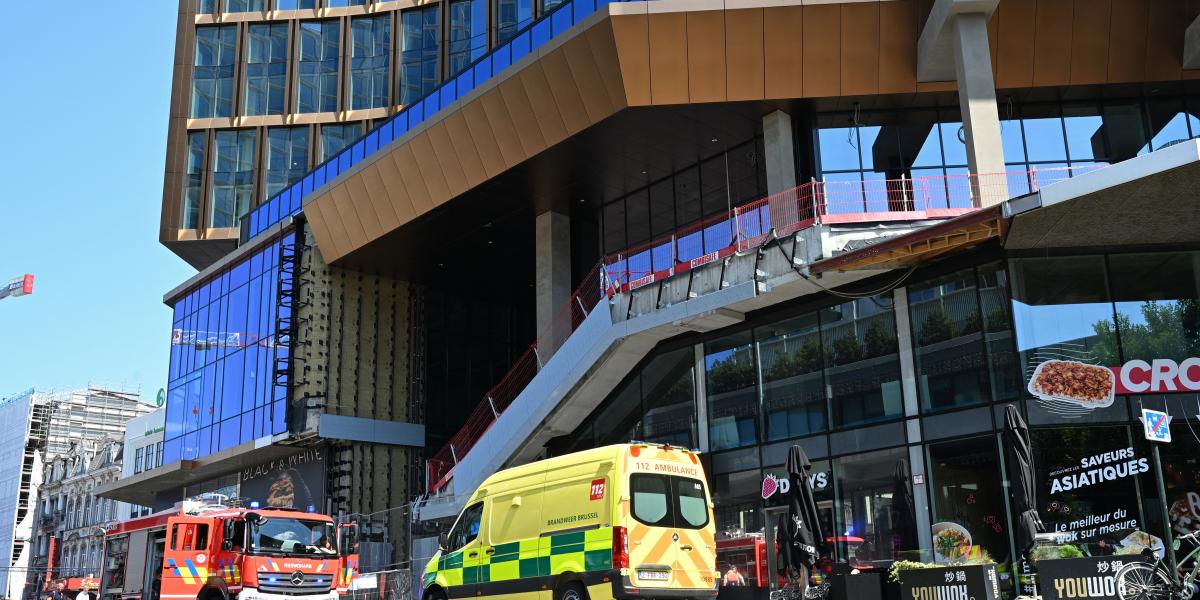 Mentőegységek a tornyháznál július 14-én 