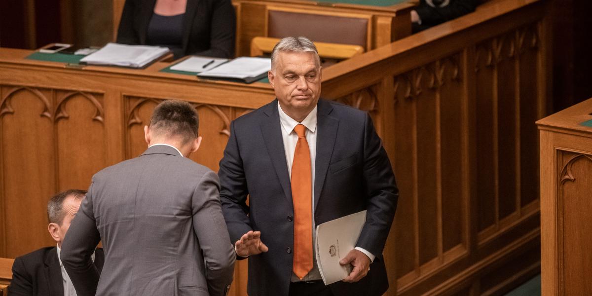 Orbán Viktor parlamenti beszédre készül. 2010 után számos meghatározó törvény nem kormányzati előterjesztésként, hanem egyéni képviselői indítványként került az Országgyűlés elé