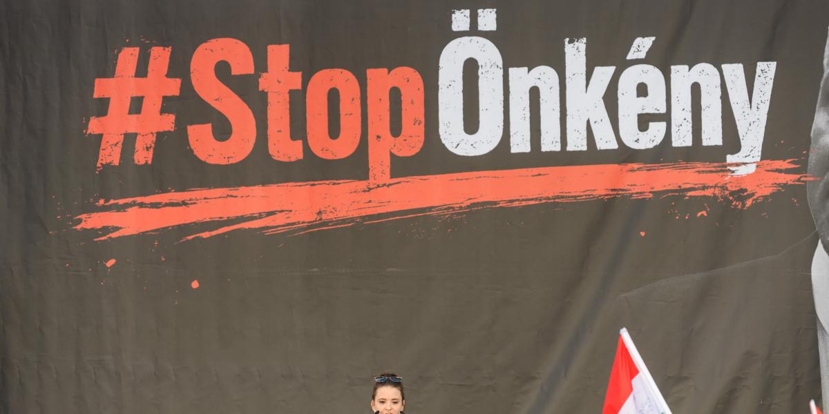 Tóth Elizabeth influenszer a Fidesz július 9-i tüntetésén 