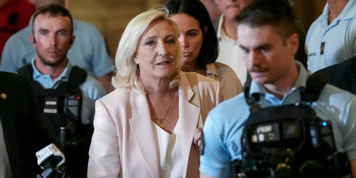 Marine Le Pen, bár a hűtlen kezelés vádja alól nem mentették fel, indulhat és indul is a jövő májusi elnökválasztáson. Ez a negyedik próbálkozása, ezúttal ő a legesélyesebb jelölt
