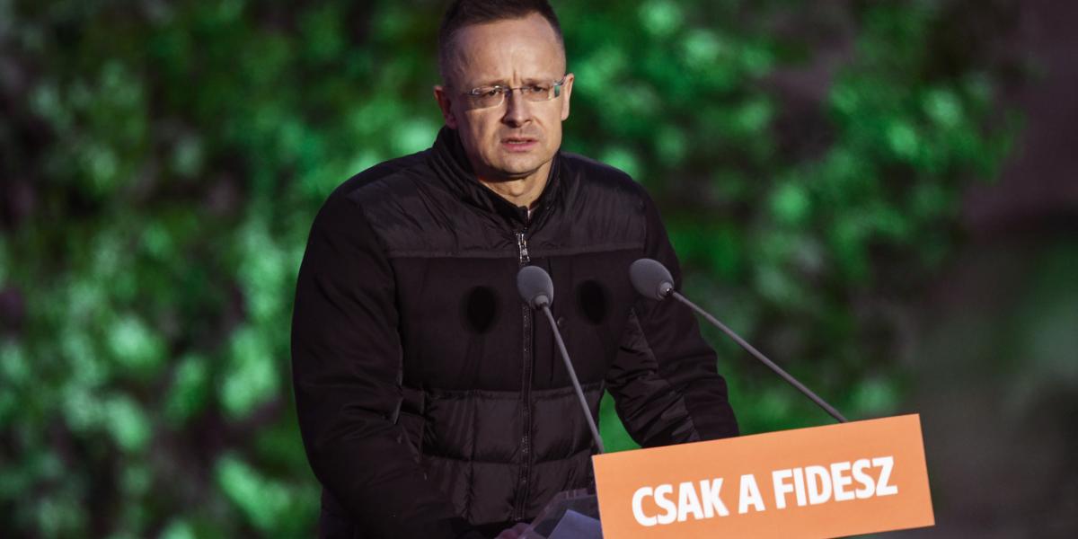 Szijjártó Péter itt még más szerepben. A bukott külügyminiszter a Fidesz egyik arca volt a kampányban