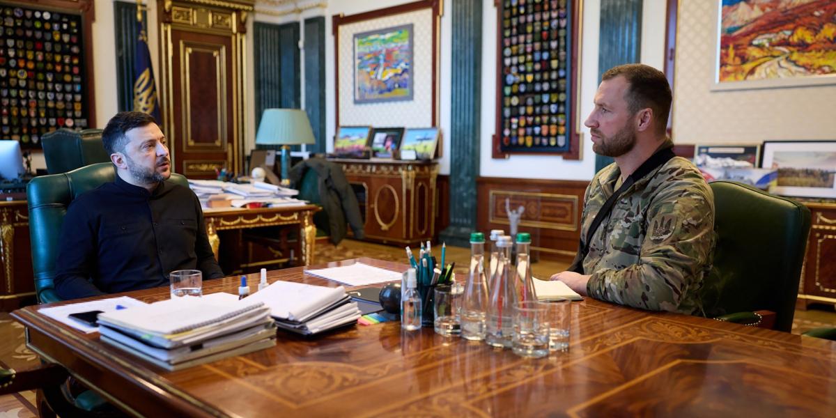Az ukrán elnök a védelmi tárca vezetésével megbízott Jevhen Hmarával állítólag megvitatta az orosz célpontok elleni nagy hatótávolságú csapások folytatását és a hadsereg jobb felszerelésének szükségességét.