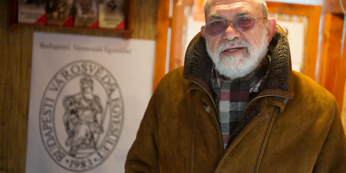 Ráday Mihály 1985 és 2005 közötti időszakot felölelő, csaknem nyolcezer darabos fotóhagyatéka közel ötszáz budapesti helyszínt és témát örökít meg