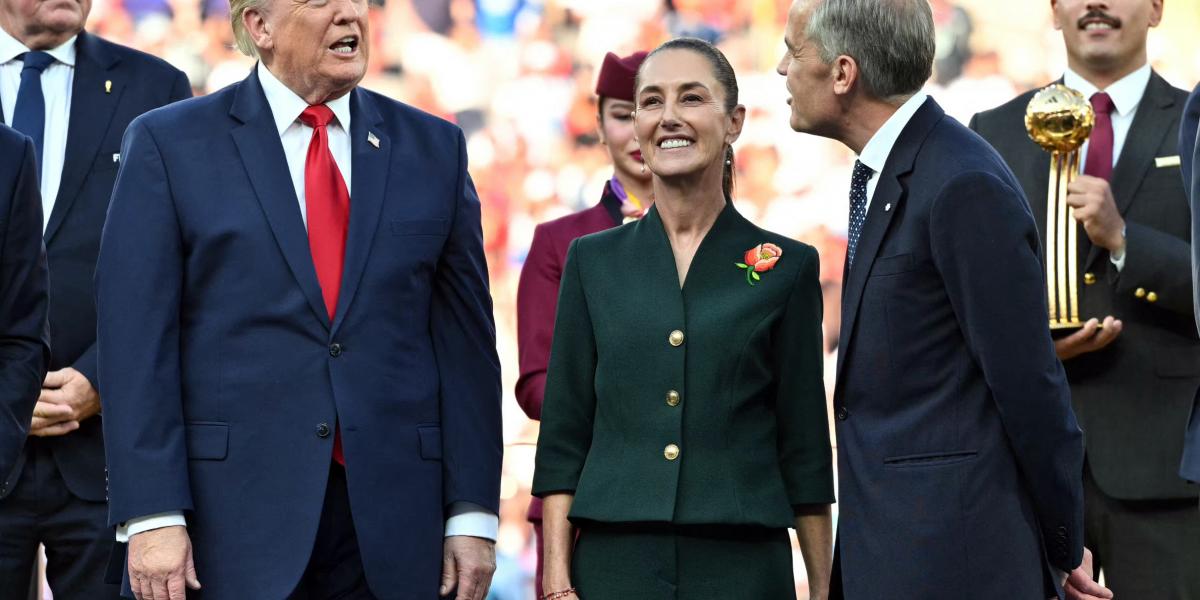 Donald Trump amerikai elnök Mark Crney kanadai miniszterelnökkel az spamyol-argentin vb-döntő utáni átadási ünnepségen. Kettejük között Claudia Sheinbaum mexikói államfő