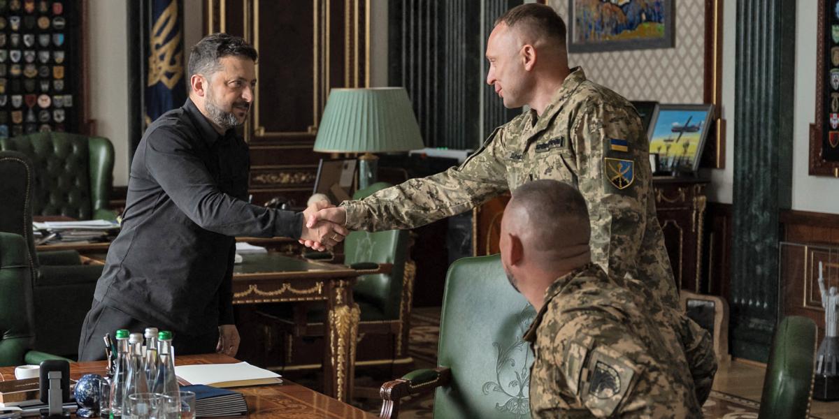 Mihajlo Drapatij vezérőrnagynak, az Egyesített Erők eddigi parancsnokának kinevezését az ukrán fegyveres erők új főparancsnokává Zelenszkij esti beszédében jelentette be.