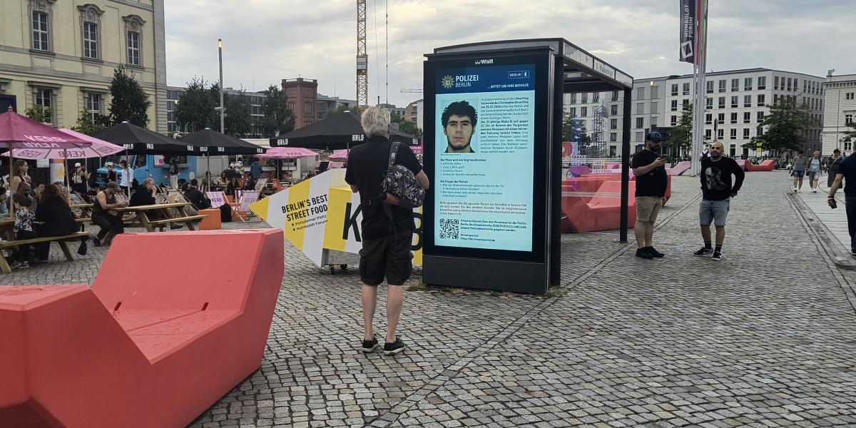 Abdul Balloutra figyelmeztető plakát vasárnap Berlin központjában