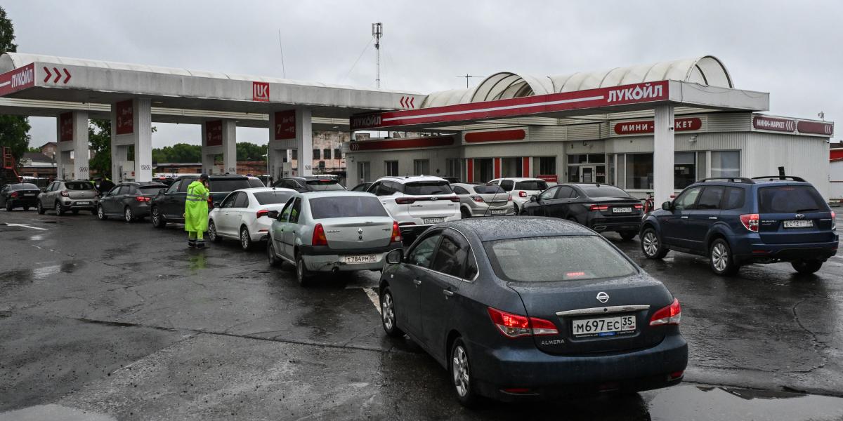 A „Szívünk Hívó Szava” alapítvány igazgatója bocsánatot kért a katonáktól, amiért segélyszállítmányuk késik. Egy benzinkút ugyanis megtagadta az út megtételéhez szükséges kannáik feltöltését 