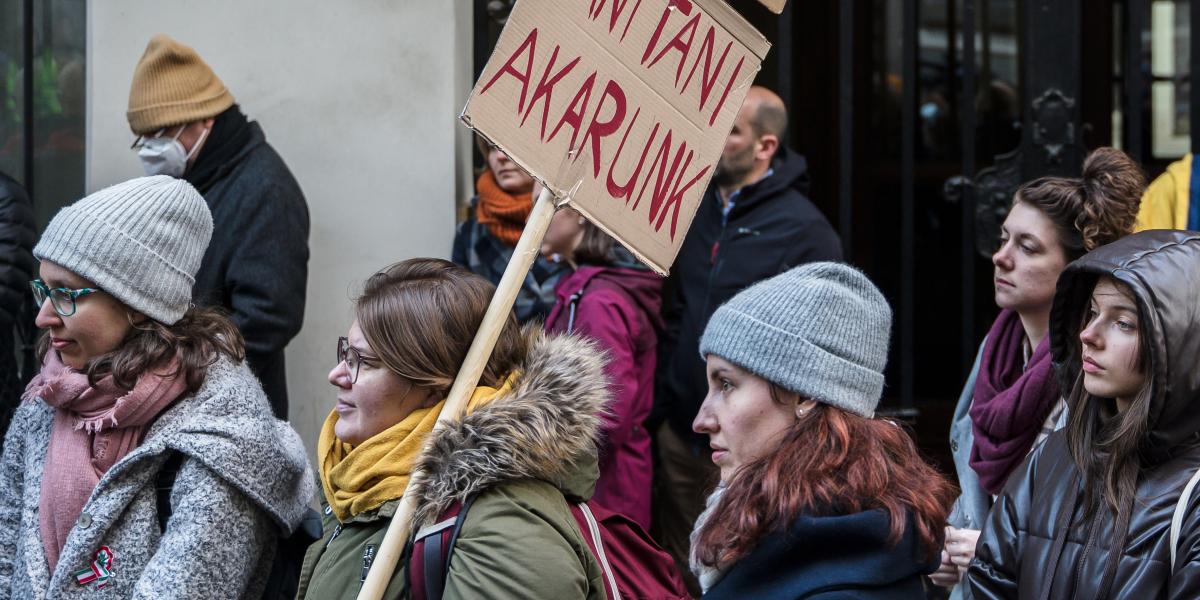 Pedagógusjelöltek a pedagógusokért szolidaritási demonstráció az Emberi Erőforrások Minisztériuma előtt 2022. március 16-án