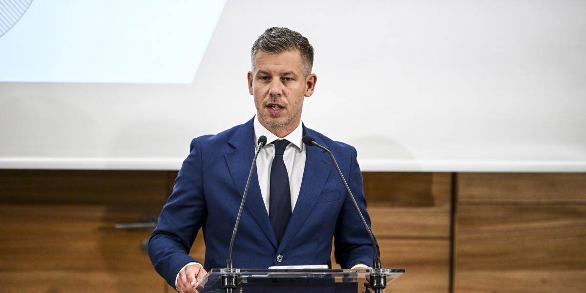 Magyar Péter miniszterelnök az ország energiaellátásának biztonságáról és a kormány döntéseiről szóló sajtótájékoztatón az MVM Paksi Atomerőműben, 2026. július 31-én