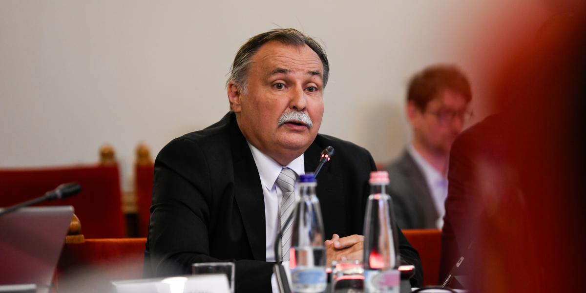 Gajdos László élő környezetért felelős miniszterjelölt kinevezés előtti meghallgatásán az Országgyűlés élő környezetért felelős bizottságának ülésén az Országházban 2026. május 11-én.