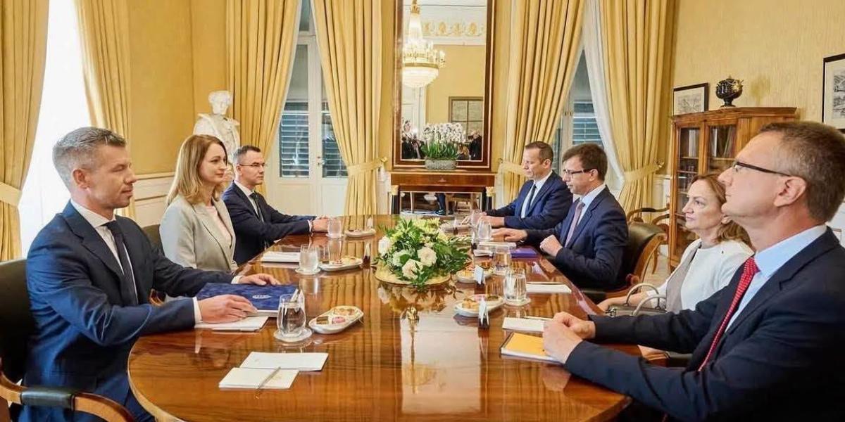 A hétfő délelőtti egyeztetés a Sándor-palotában