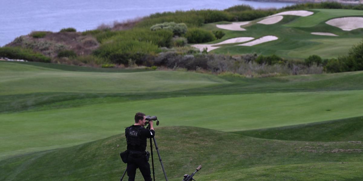 Egy rendőr figyeli az amerikai elnök golfpályáját