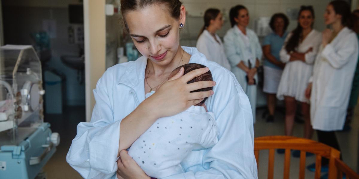 A kórházban rekedt kisbabák átlagosan 105 napot töltenek egészségügyi intézményben, mielőtt a családjukhoz, nevelőszülőhöz, örökbefogadó családhoz vagy más gondozási helyre kerülhetnének