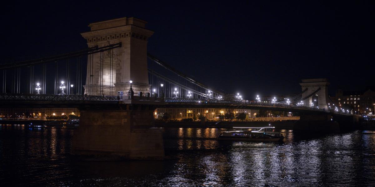 A Lánchíd díszvilágítás nélkül Budapesten 2026. augusztus 4-én este. A díszvilágítást az országos energia- és vízellátási helyzetre tekintettel meghozott energiatakarékossági intézkedések miatt kapcsolták le