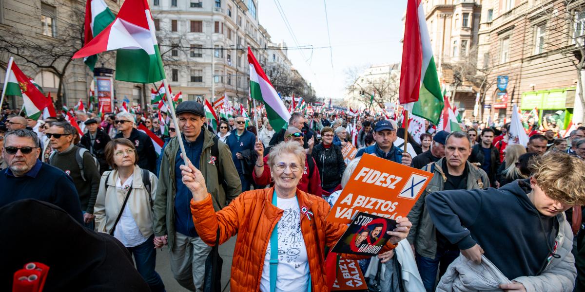 Békemenet 2026. március 15-én. Ma már a Fidesz szavazóinak jelentős része is elégedetlen saját pártjával