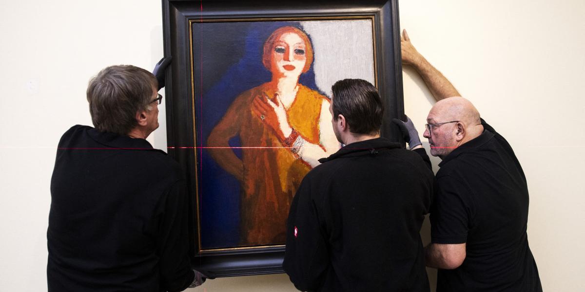 A dolgozók éppen Kees van Dongen holland-francia festőművész egyik alkotását helyezik el a lareni Singer Laren múzeumban