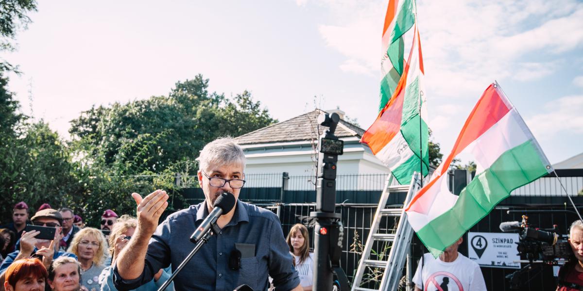 Hadházy Ákos az egyik hatvanpusztai tüntetésén 2025. szeptember 27-én 