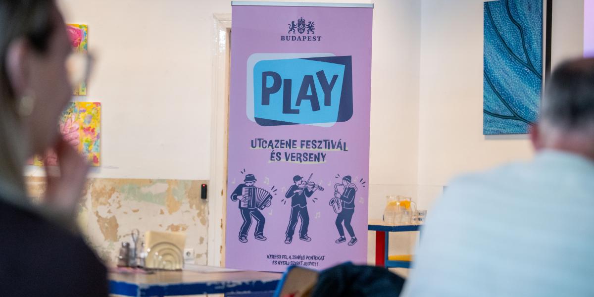 A Budapest Play a korábbi Budai Utcazene Fesztivál egy továbbfejlesztett változata: a Fény Utcai Piac mellett az újragondolással idén már 9 helyszínen léphettek fel a zenészek 
