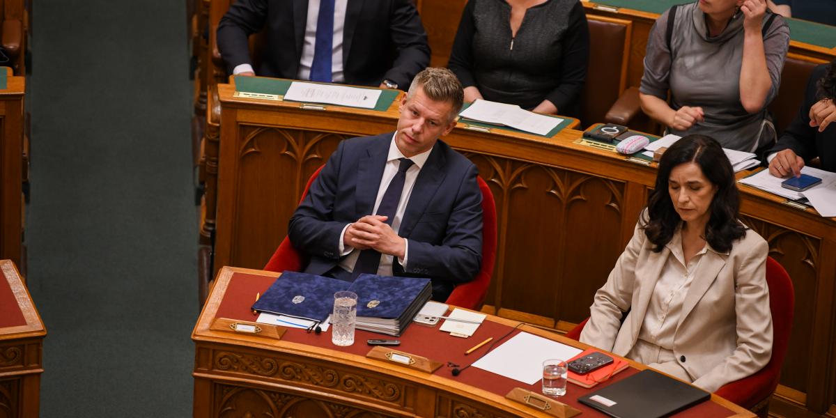 Magyar Péter és Orbán Anita az Országgyűlés rendkívüli ülésén augusztus 10-én 