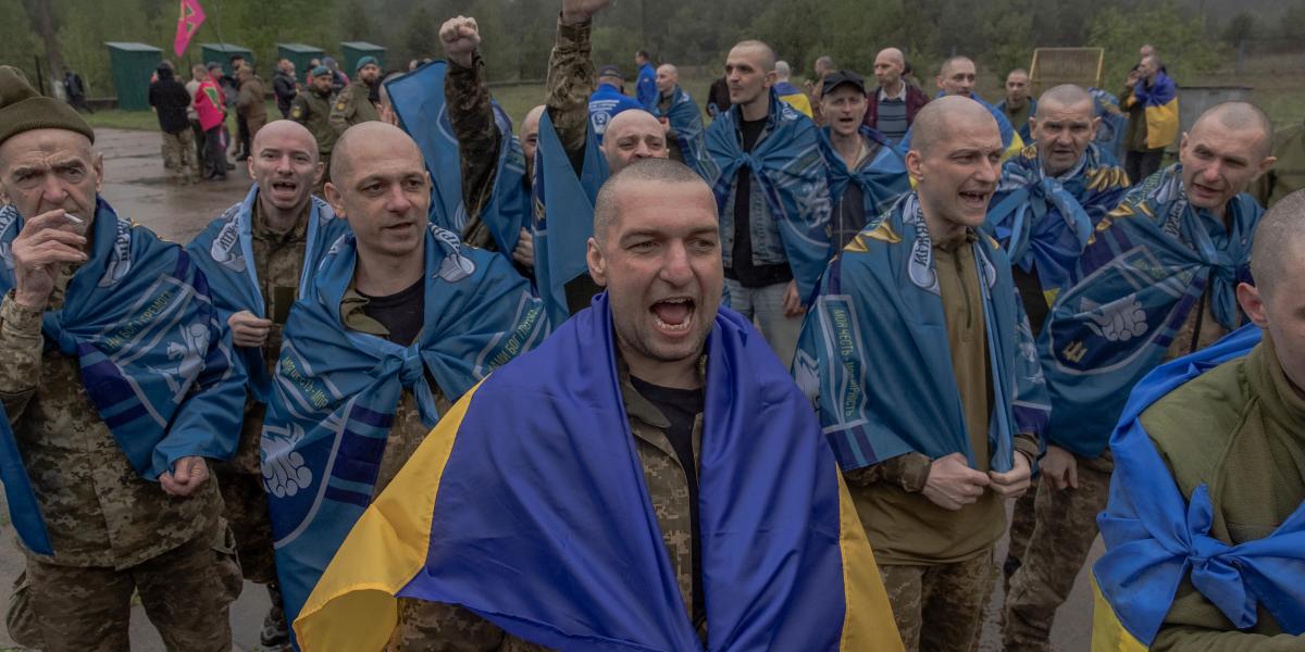 Szabadon engedett ukrán hadifoglyok. 