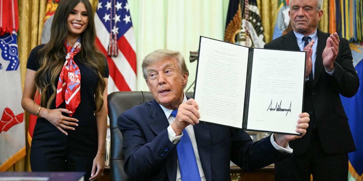 Jayme Leagh Franklin influenszer, Donald Trump és Robert F. Kennedy Jr. egészségügyi miniszter az aláírt rendelettel a Fehér Házban augusztus 10-én 