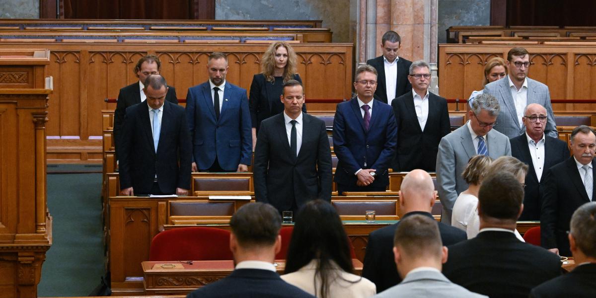 A Mi Hazánk képviselői a roma holokausztról tartott megemlékezésen az Országgyűlés rendkívüli ülésén augusztus 11-én 