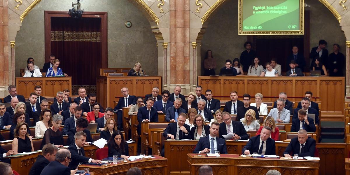 Szavaznak a képviselők a keddi rendkívüli ülésen