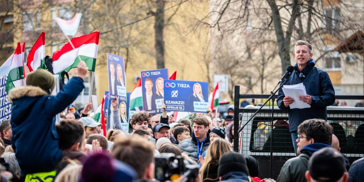 Magyar Péter mondanivalóját az „Isten áldja Magyarországot!” fohásszal fejezi be, jóllehet a KSH adatai szerint a lakosság kevesebb mint fele tekinthető vallásosnak.