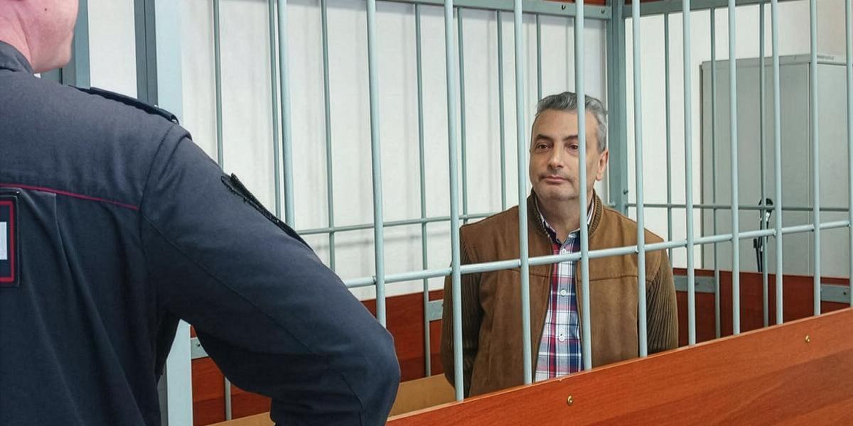 A hadseregről szóló „álhírek” Lev Sloszberg ellen felhozott vádja egy az Ukrajna lerohanásának másnapján a Telegramon megosztott képből ered, amely Vlagyimir Putyint egy vérző nő mellett ábrázolta